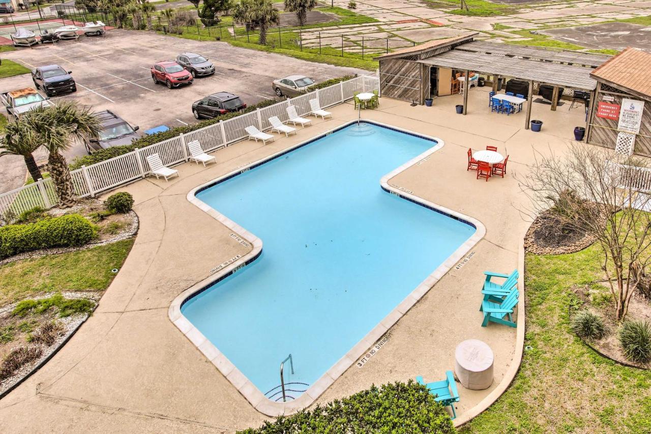 With Ocean Views And Outdoor Pool Apartment Galveston